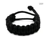 Accessoire de survie en paracorde tressé et résistant