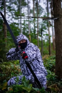 Costume d'hiver en motifs de feuillage