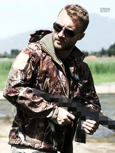 Vêtement camouflage conçu pour les activités de plein air