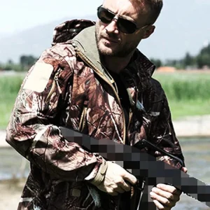 Vêtement camouflage conçu pour les activités de plein air