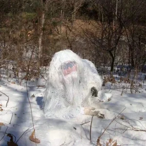 Tenue de chasse camouflage adaptée à la neige