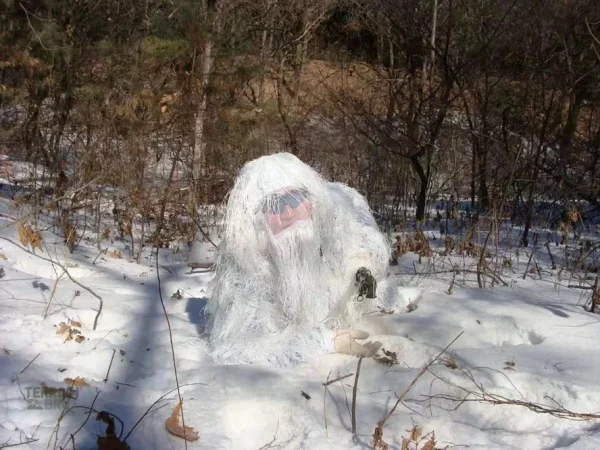 Tenue de chasse camouflage adaptée à la neige