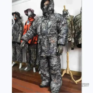 Ensemble de chasse avec motif camouflage efficace