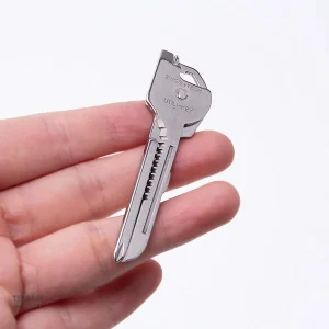 Outil pliant avec ouvre-bouteille intégré pour usage quotidien