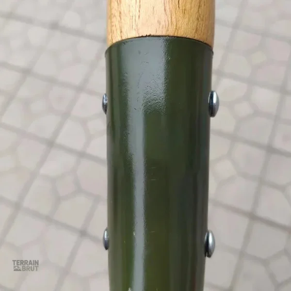 Outil de plein air avec prise en main confortable