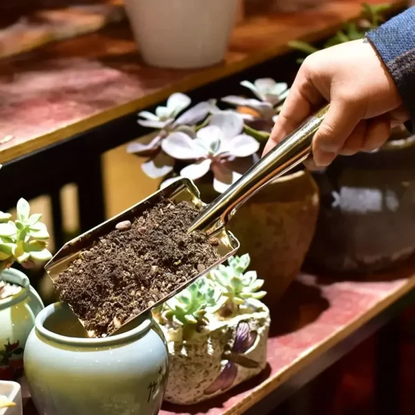 Pelle de survie pour creuser et entretenir le potager