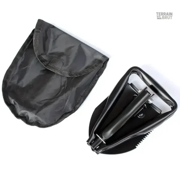 Accessoire essentiel en pleine nature, pelle pliante robuste