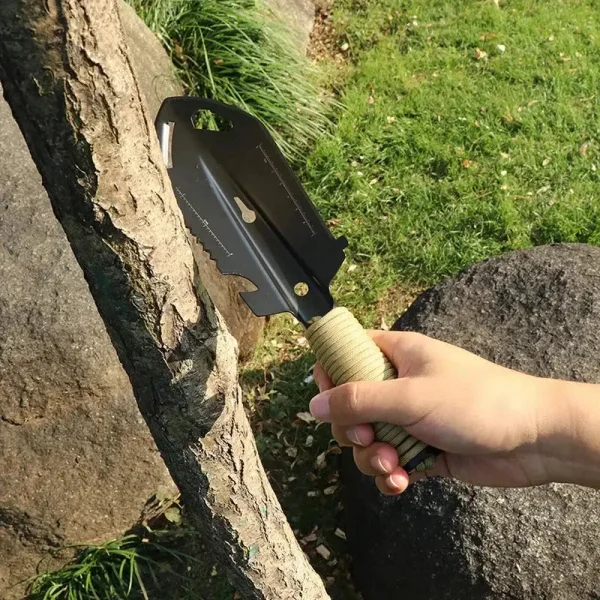 Pelle de survie compacte avec dents pour creuser