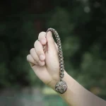 Accessoire de défense en paracorde avec boule métallique