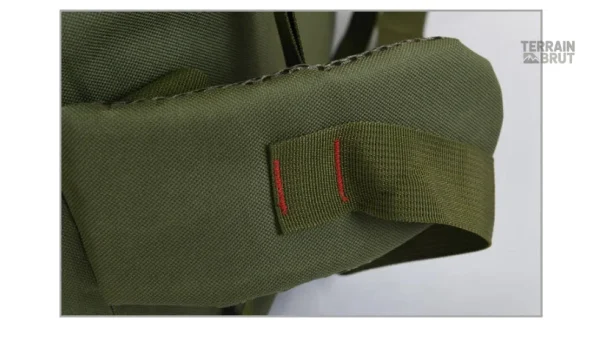 Sac de randonnée vert conçu pour le transport facile des affaires