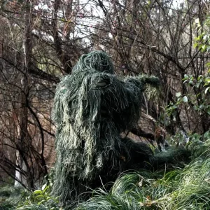 Vêtements de camouflage Ghillie pour une intégration facile dans la nature