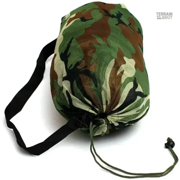 Vêtement Ghillie conçu pour un camouflage efficace dans divers environnements