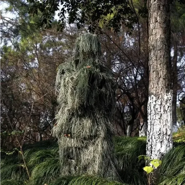 Vêtements camouflage Ghillie pour immersion dans l'environnement naturel
