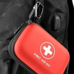 Trousse de premiers secours étanche 104 pièces complète