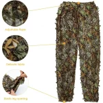 Tenue de camouflage adaptée à la chasse en forêt