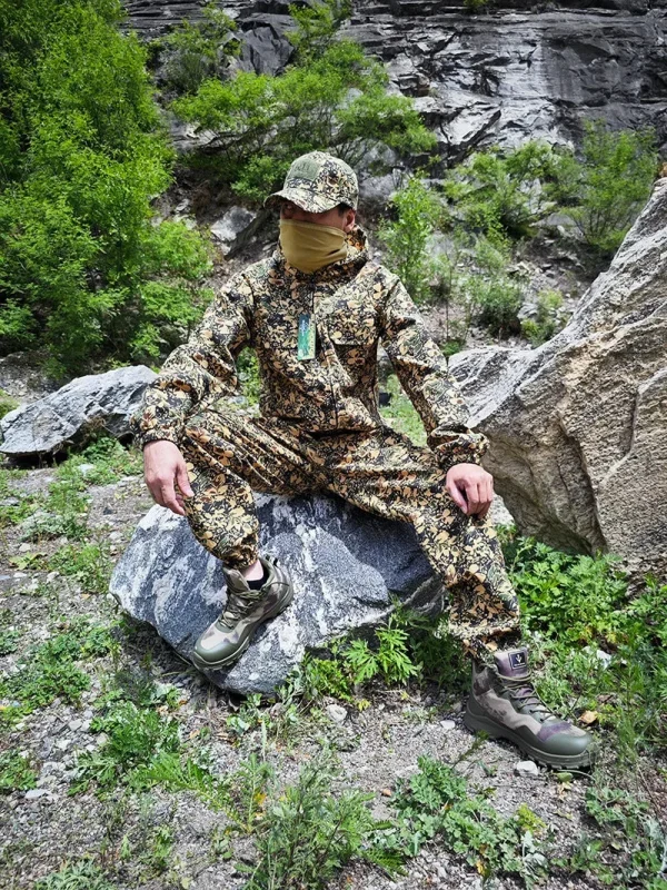 Tenue de combat légère avec motif camouflage