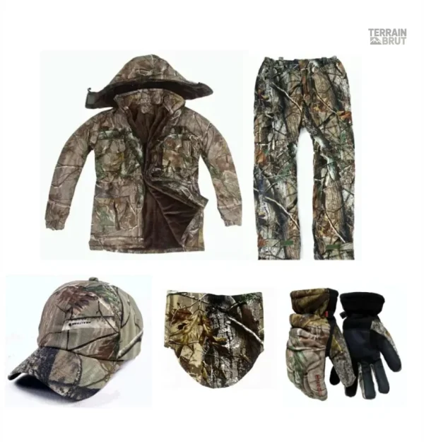 Camouflage hivernal pour vêtements de chasse isolés